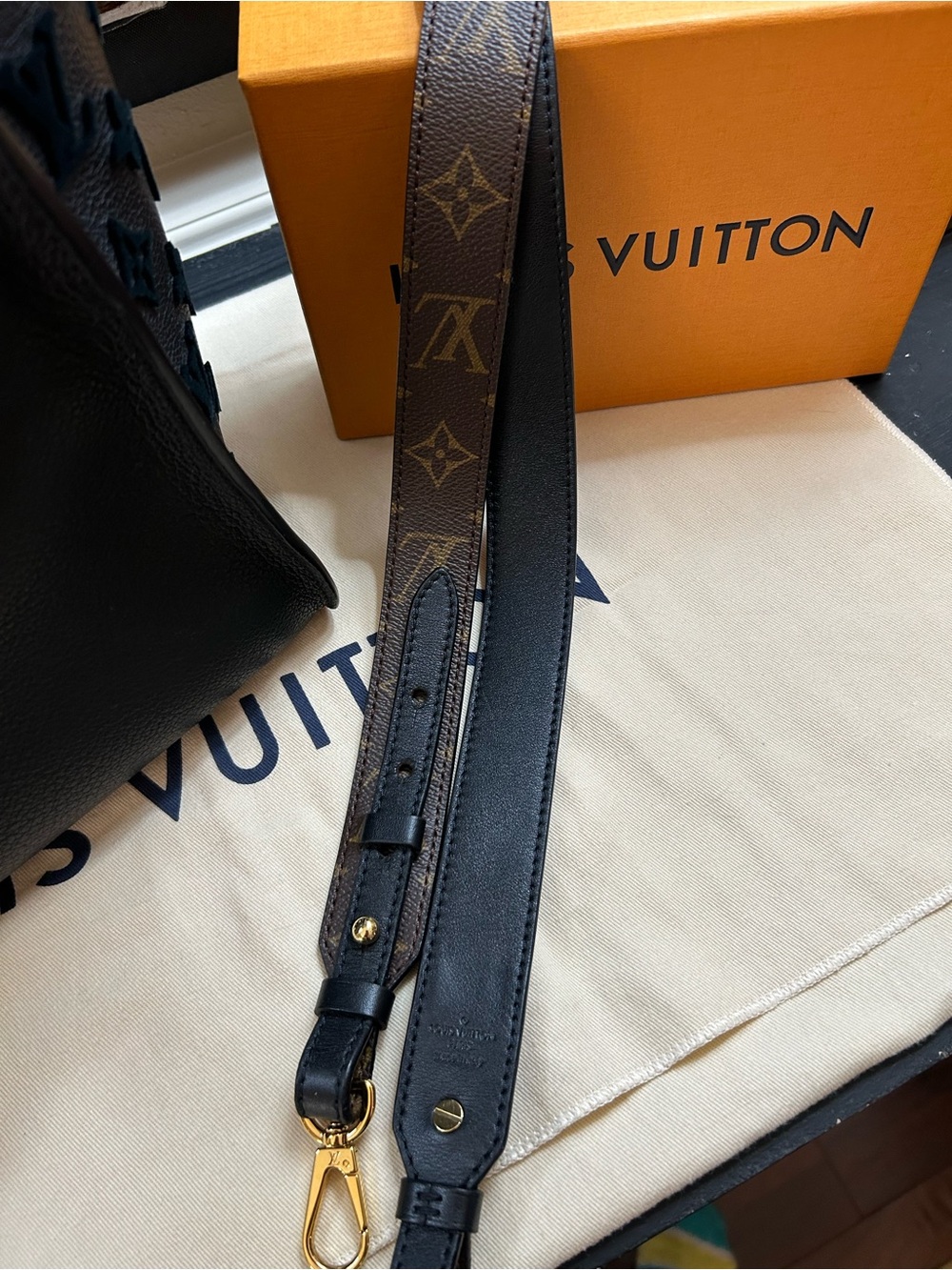 Authentic Louis Vuitton On My Side MM - Picture 9 of 15